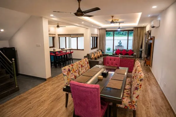 Dining Hall, Teak Bar & Lounge