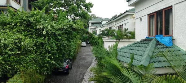 Tropical Estate Driveway Entrance