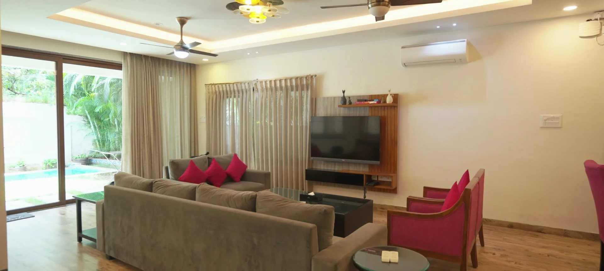 Living Lounge & Teak Bar